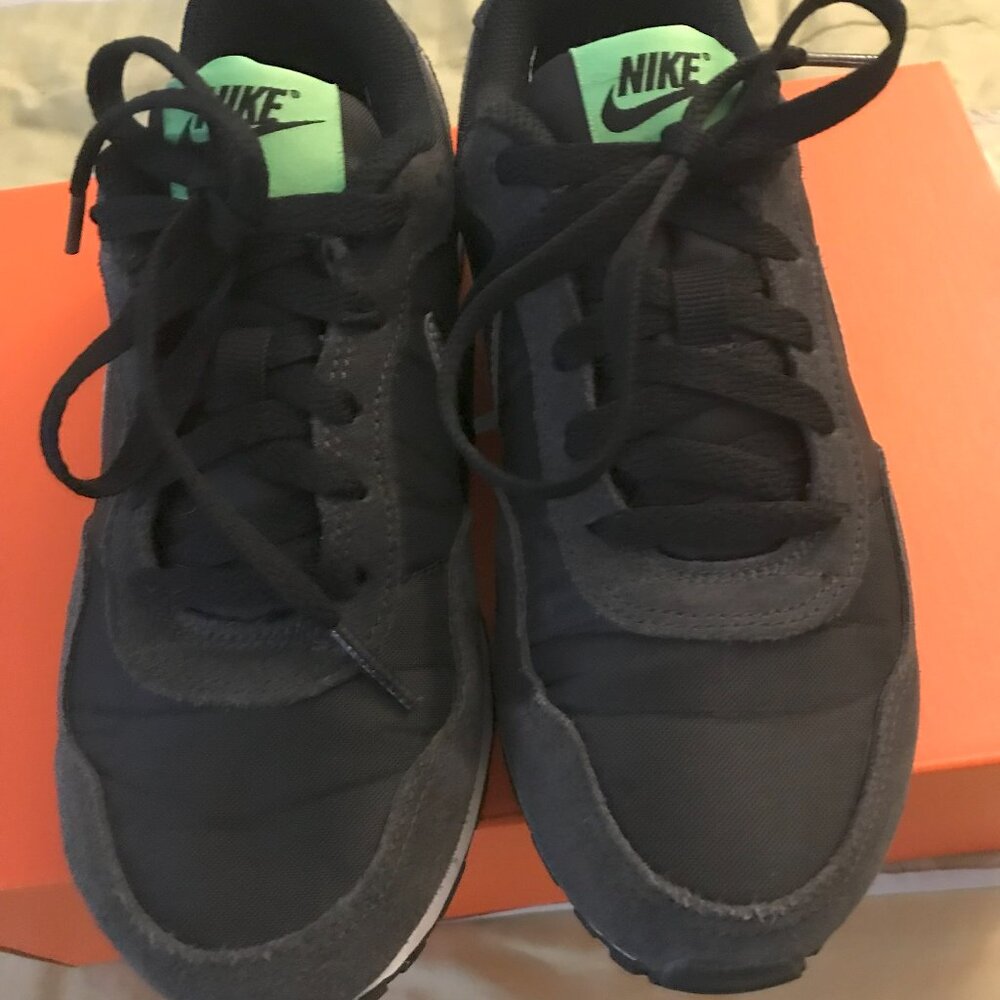 Nike MD Runner shoes for Boys, Navy Green, size 4.5Y, pre-owned, new condition